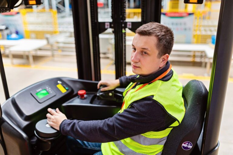 Driver Identification, Forklift operator using GPS tracking system in warehouse, logistics, fleet management, GPS tracking specialists, supply chain optimization.