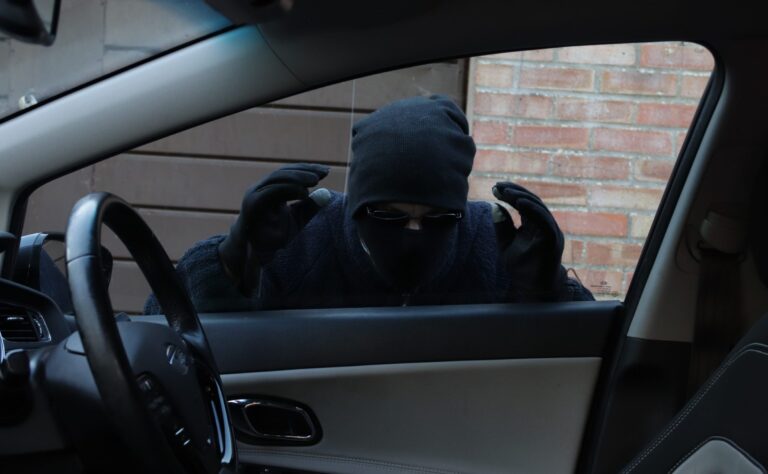 Recovery Mode, Stolen vehicle with thief outside, using GPS tracking to locate the car.